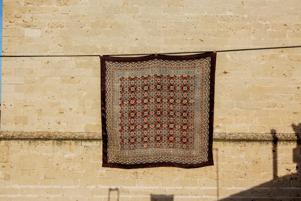 Medium Square 01, Pregiato Seta Mashru, Blu Scuro/Azzurro/Rosso Profondo Celestiale