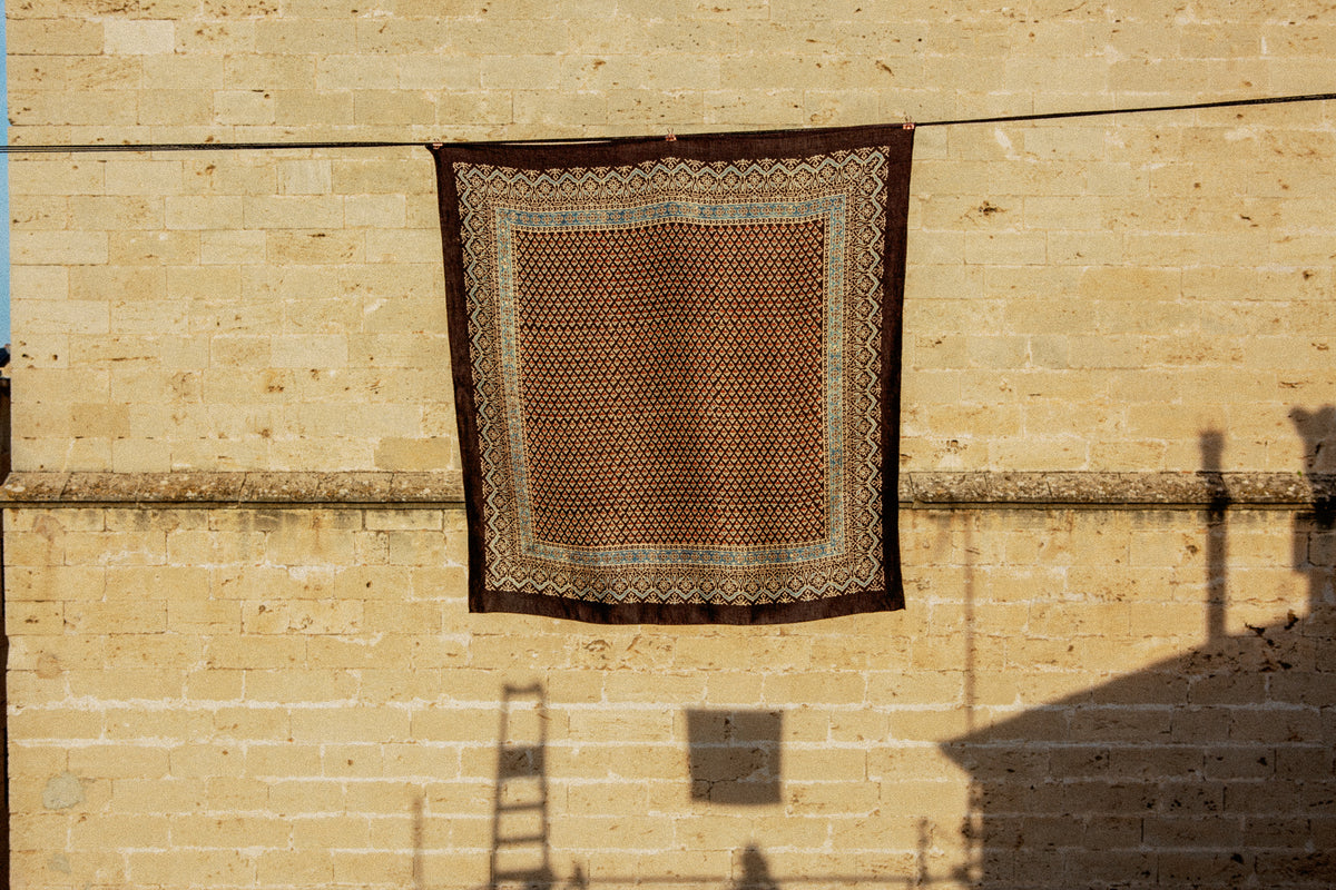 Medium Square 03, Pregiata seta Mashru, Fiore di bacca, Bordo ad arco indaco