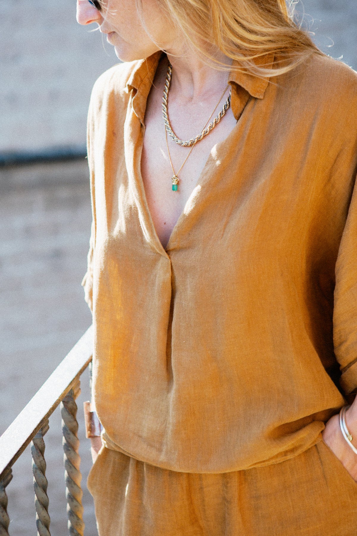 CAMISA MAGNOLIA | Lino tejido a mano en color caramelo