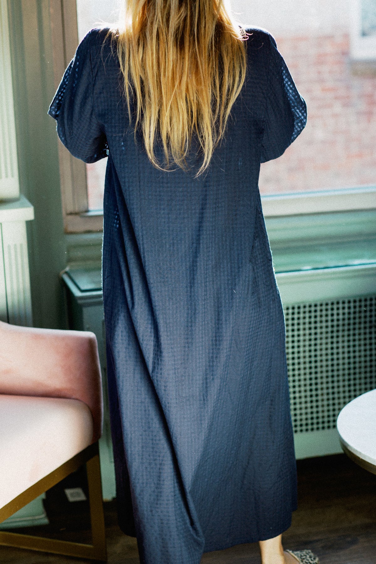 JASMINE LOUNGE-KLEID | Handgewebtes Marineblaues Schachbrettmuster