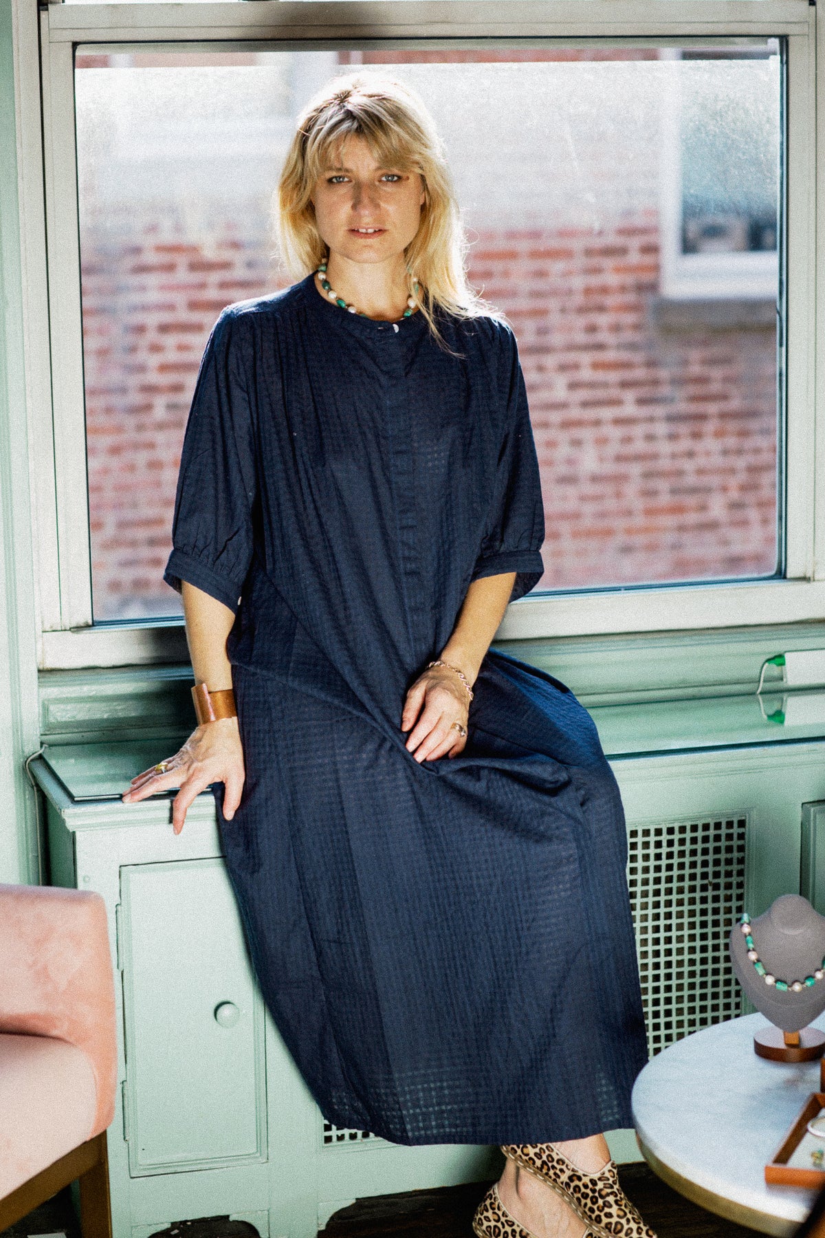 JASMINE LOUNGE-KLEID | Handgewebtes Marineblaues Schachbrettmuster