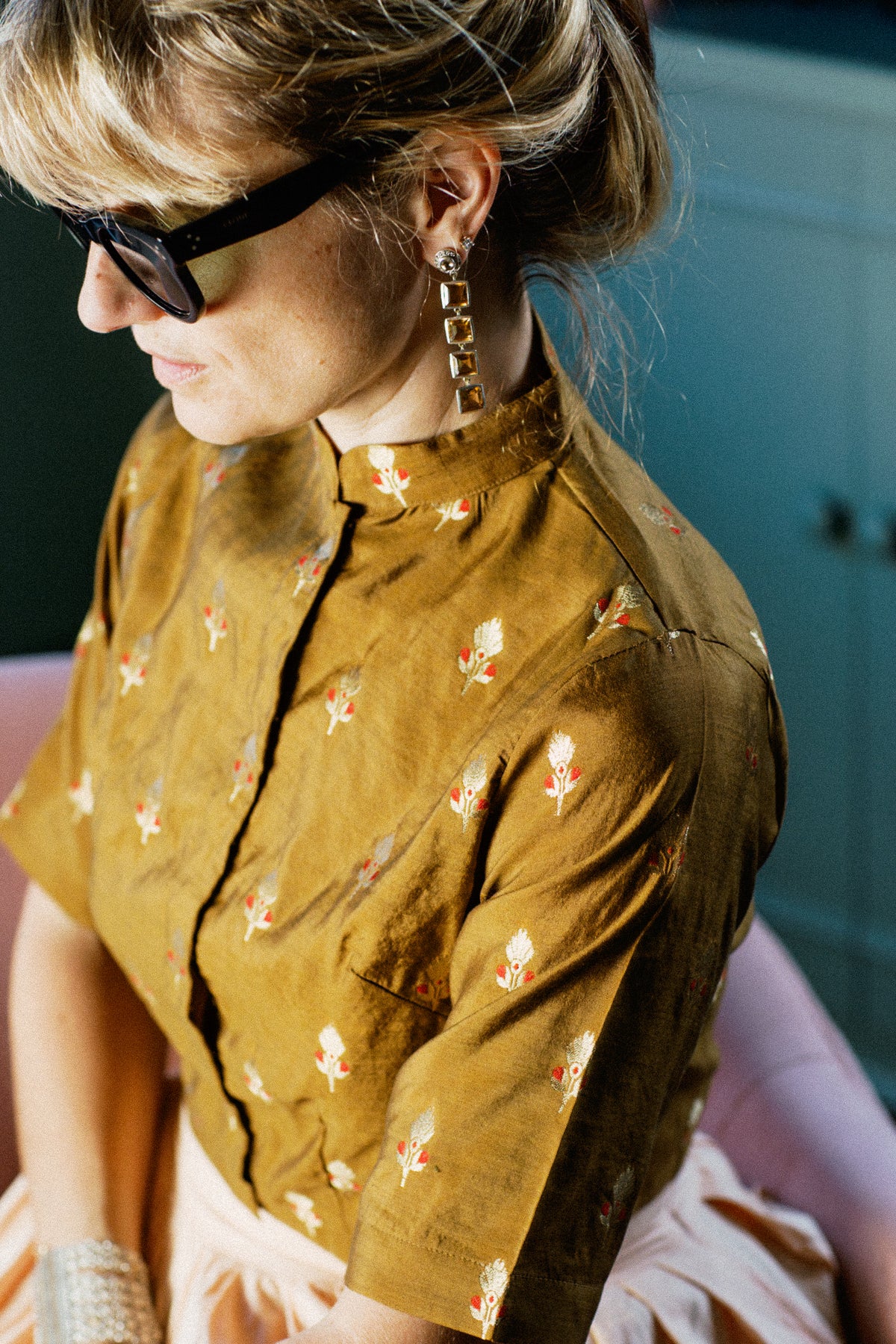 TOKYO BLUSE | Handgewebter Brokat aus dunkelgoldener Seide