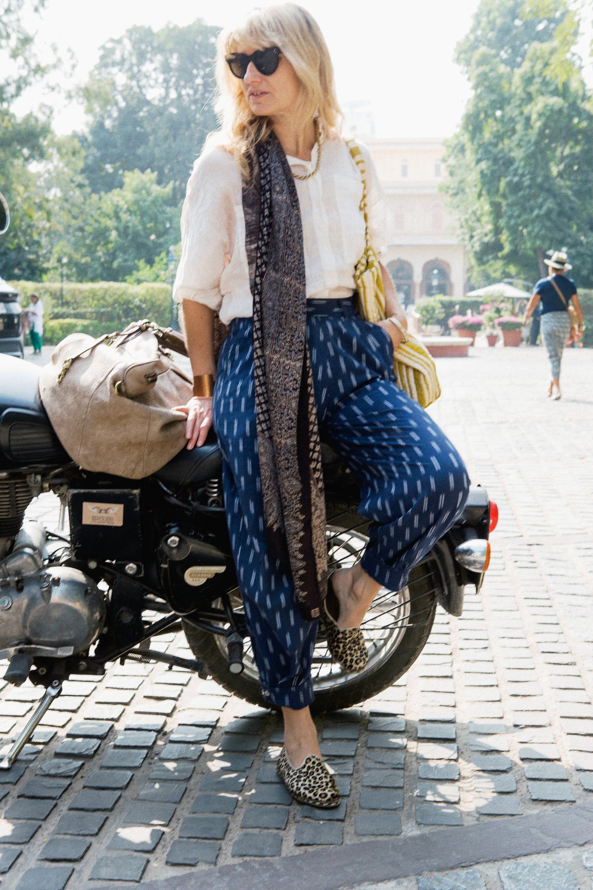 BOMBAY-HOSE | Handgewebter Ikat in Marineblau