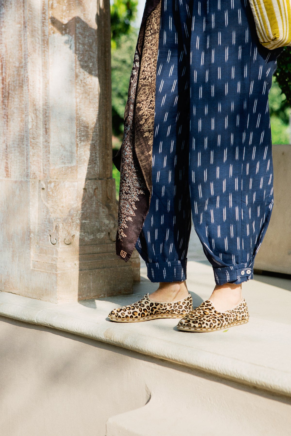 BOMBAY-HOSE | Handgewebter Ikat in Marineblau