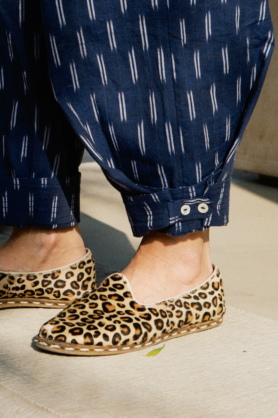 BOMBAY-HOSE | Handgewebter Ikat in Marineblau