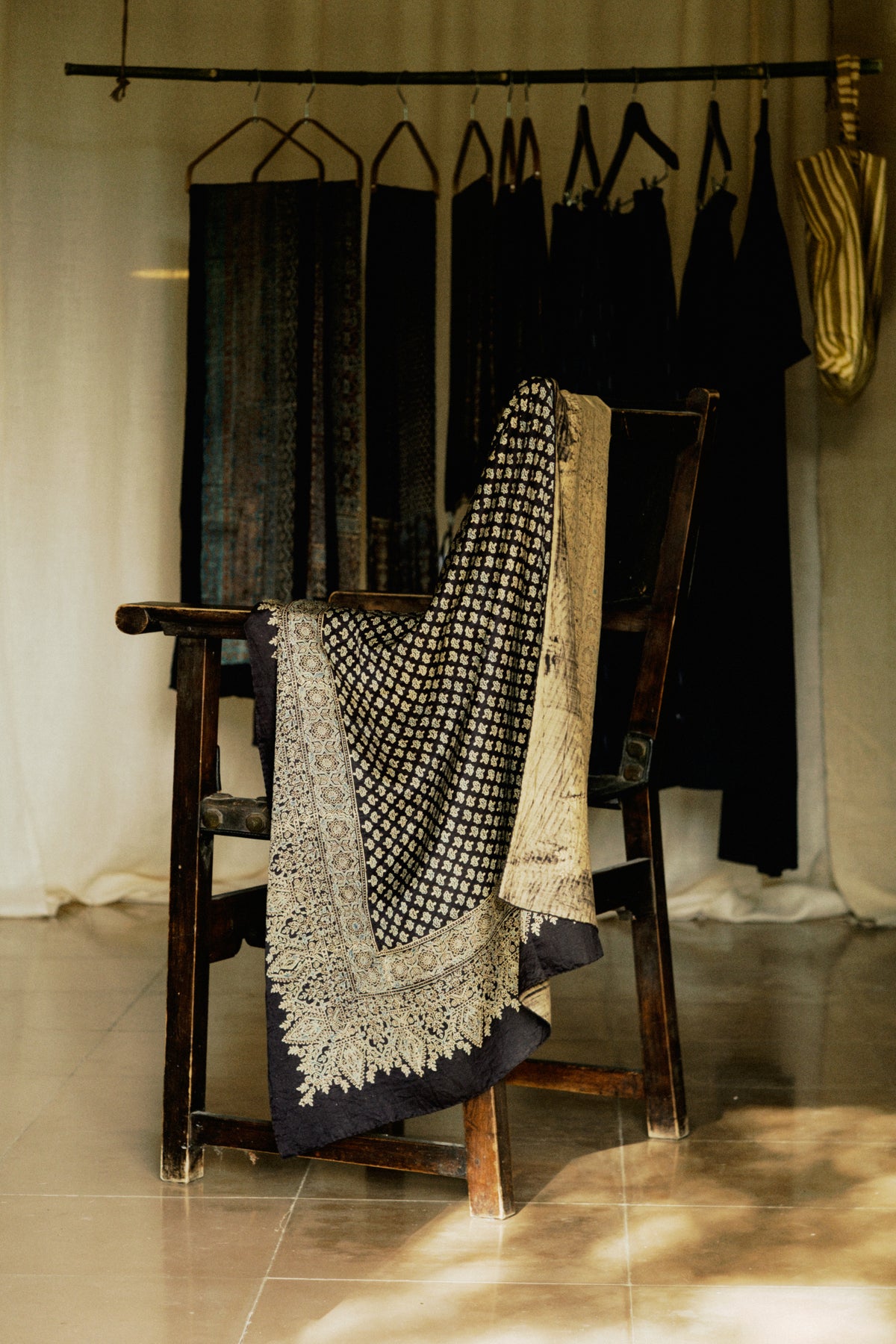 Dupatta 02, Pregiata seta Mashru, motivo geometrico-floreale, bordi celestiali e floreali