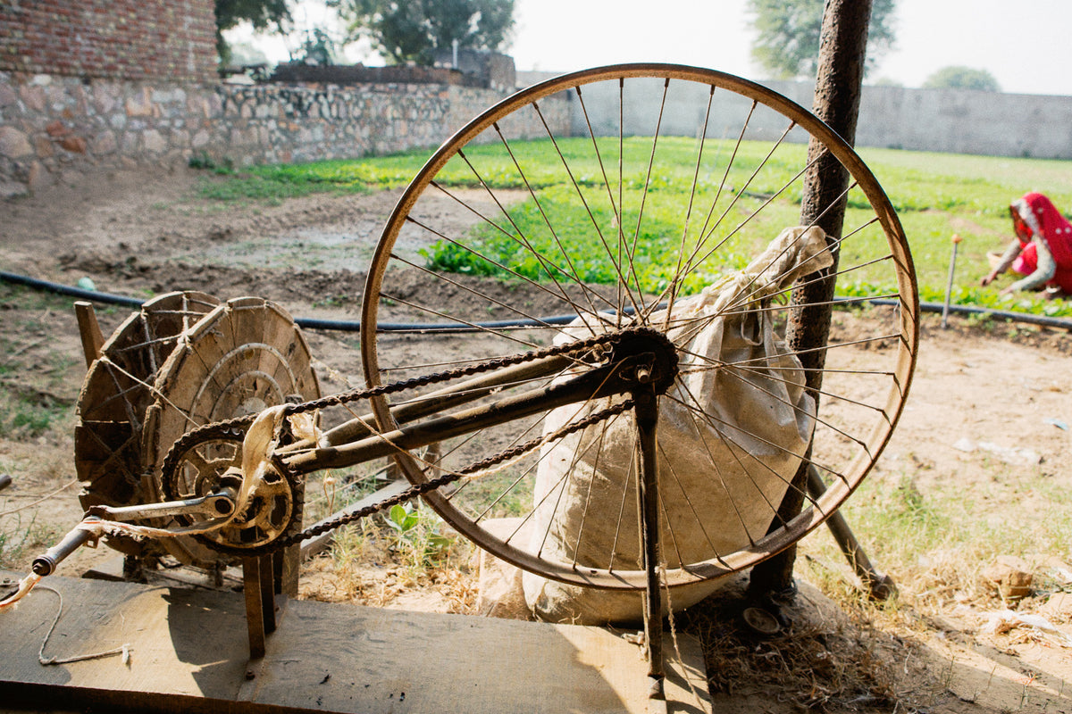 Ein Charkha, das Spinnrad, das im Hof steht