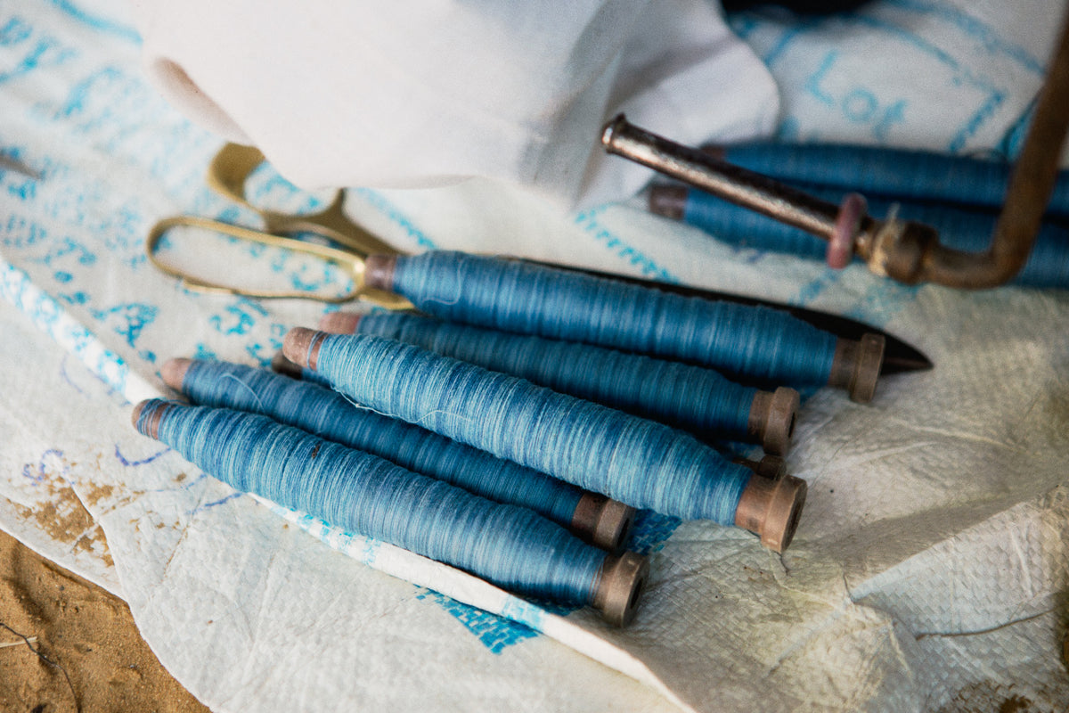 Blau gefärbtes Garn auf Spulen gewickelt