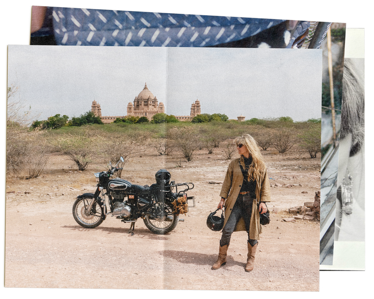 Übereinandergelegte Fotografien: Angela neben einem Motorrad vor einem Kuppelpalast in Rajasthan, bedruckter Stoff im Hintergrund