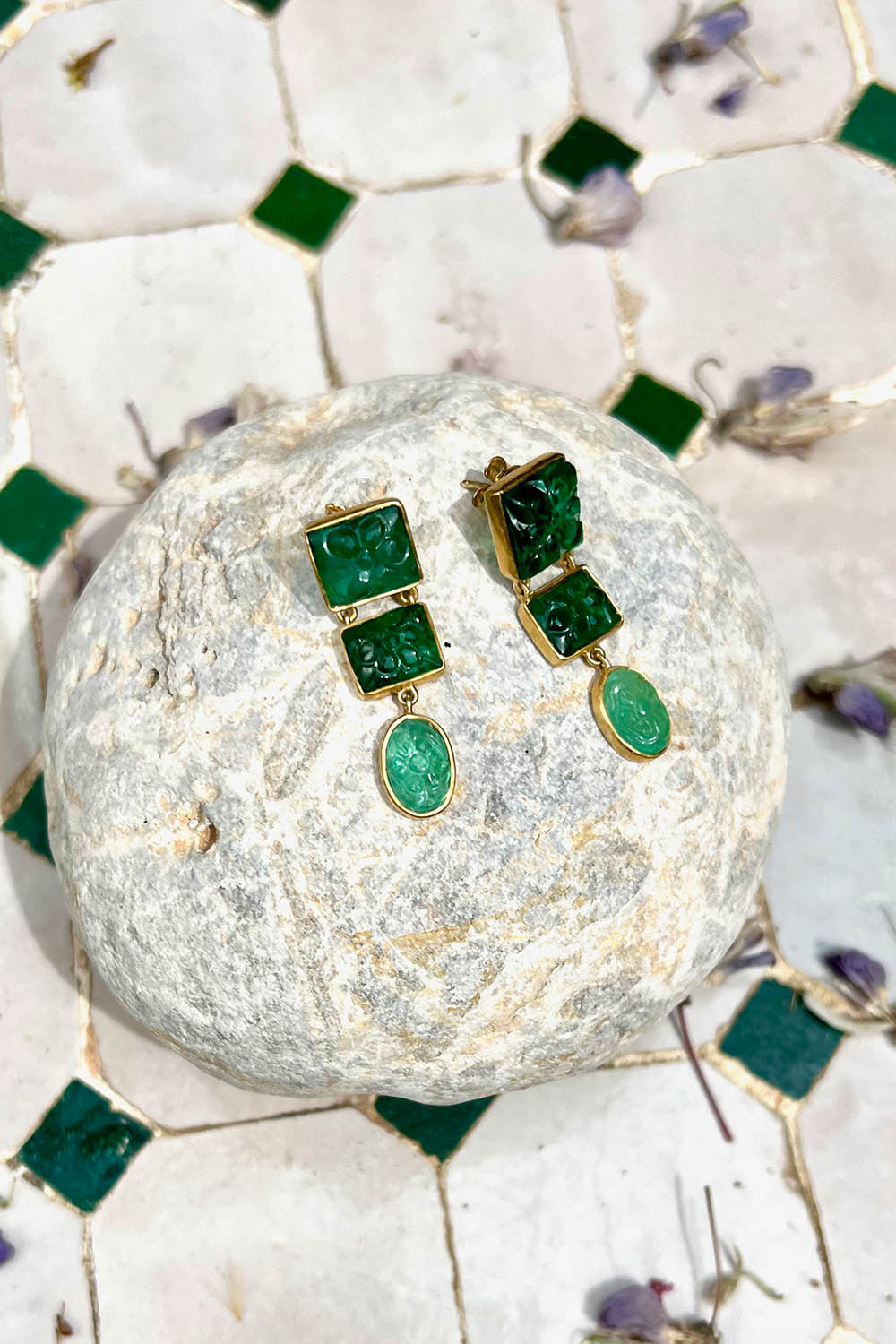 ART-DECO-HÄNGE OHRRINGE | Handgeschliffener Sambischer Smaragd & 22k Gold