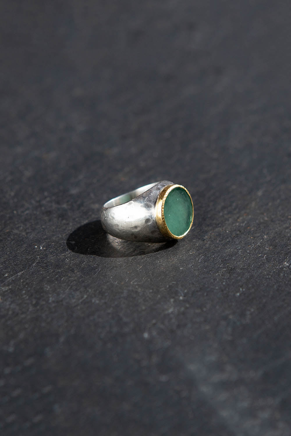 ANELLO CON SIGILLO, Smeraldo, argento e oro 23k