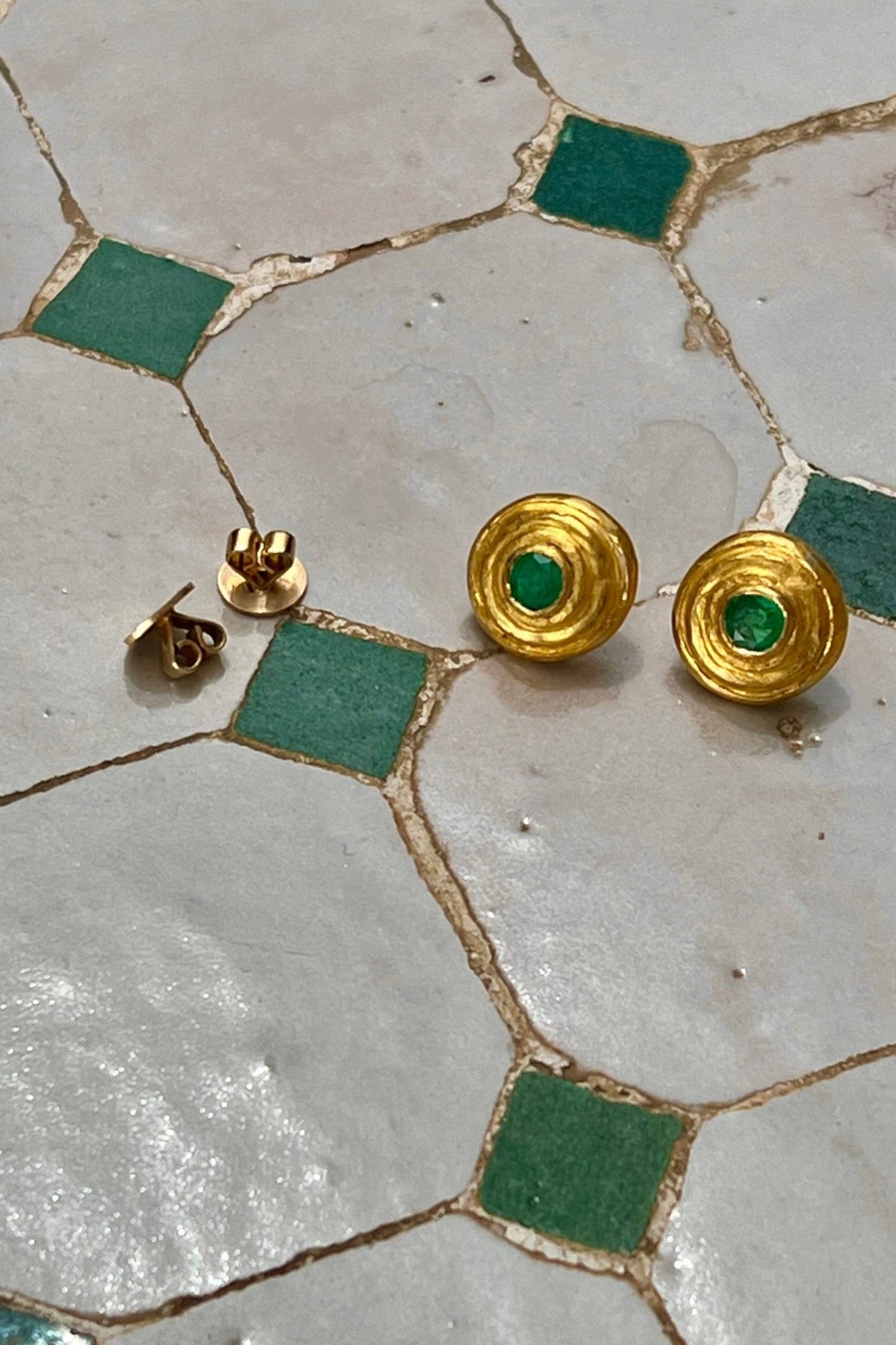 STEP OHRSTECKER | Smaragd, Silber & 23k Gold